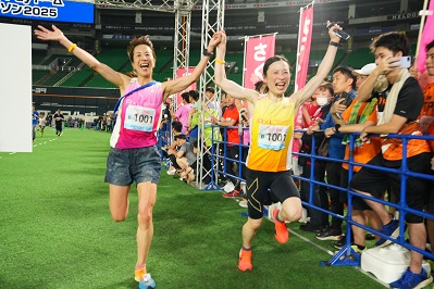 仲間と走るランナー