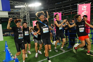 ゴールで喜ぶランナー